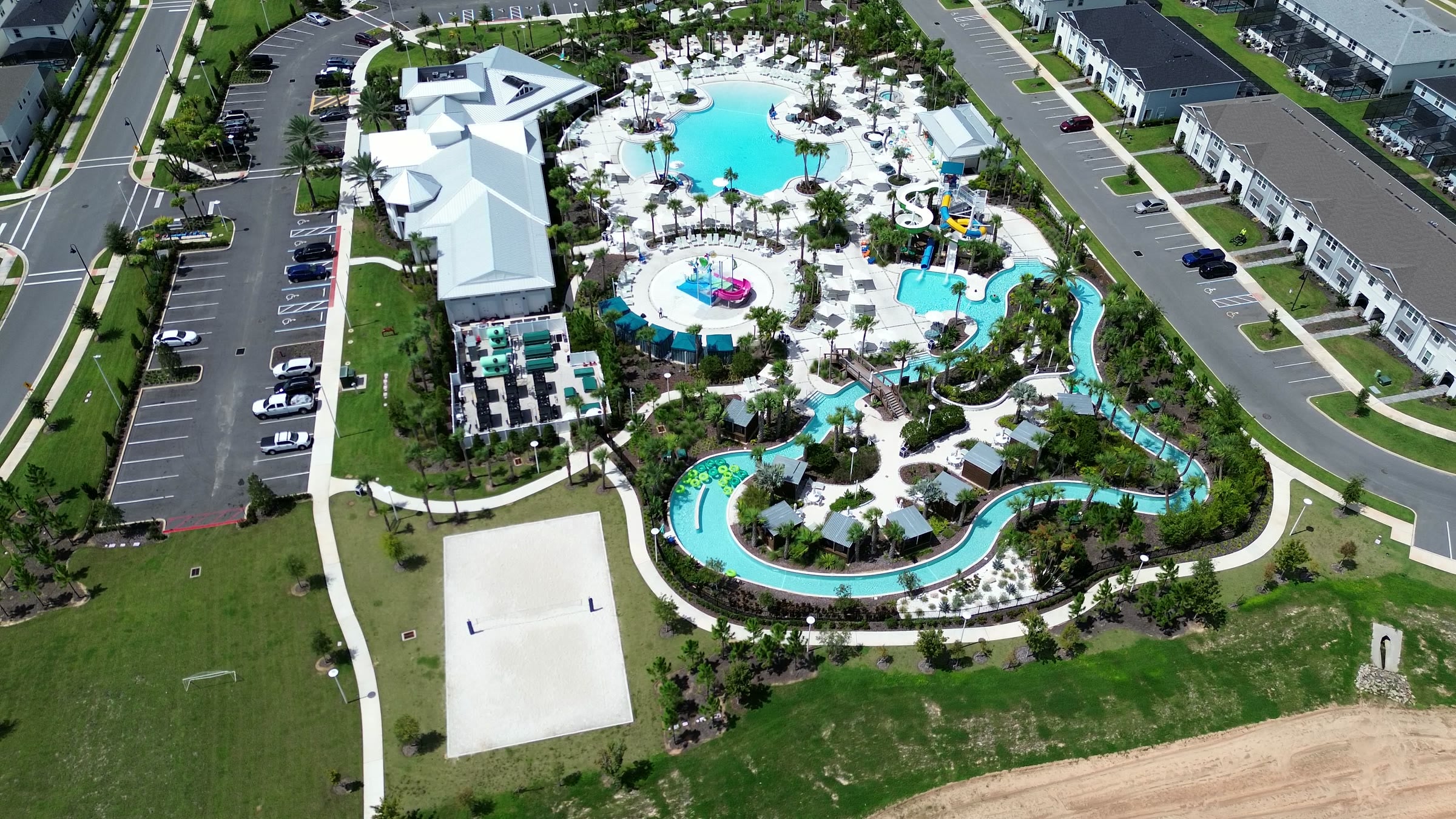 Vista aérea do Windsor Cay Resort com o Reef Club, a piscina e o lazy river